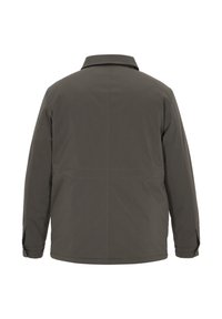 Giacca di colore verde scuro, monocolore, con colletto, maniche lunghe e polsini con bottoni. Presenta una texture liscia e un design a taglio dritto.