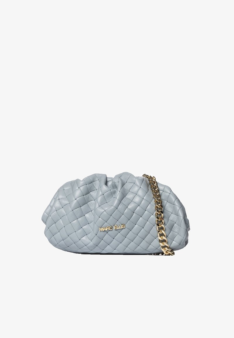 Sac à main en cuir tissé gris avec un haut froncé et une bandoulière en chaîne dorée. Logo affiché à l'avant. Fini doux et texturé.