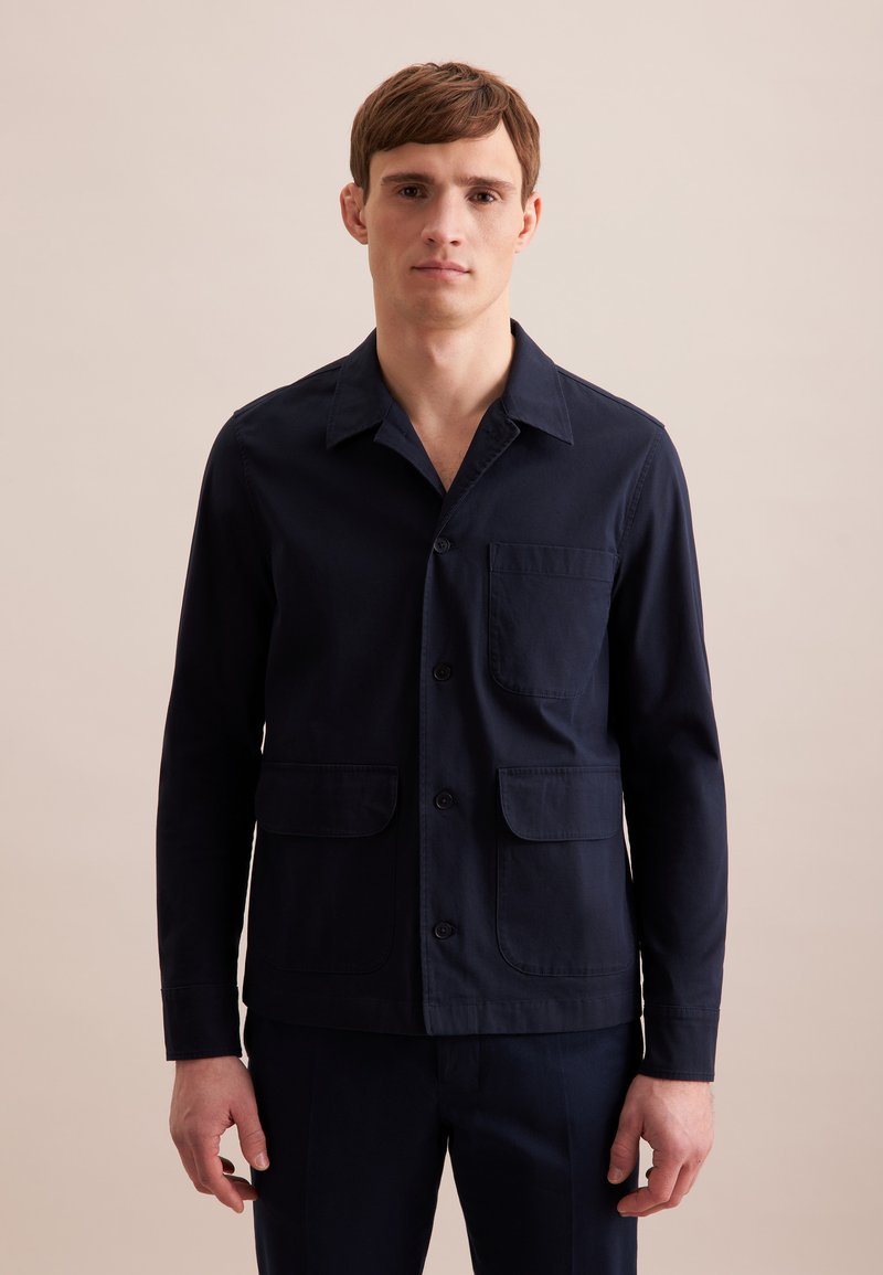 Giacca camicia blu navy realizzata in tessuto liscia, con colletto, chiusura a bottoni e due tasche frontali. Design semplice e strutturato.