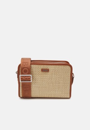 Sac bandoulière rectangulaire beige tissé avec bordure en cuir marron, sangle large réglable embossée "BOSS" et plaque logo en métal à l'avant.