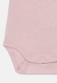 Ljusrosa bomullsbabybodysuit med korta ärmar, rund hals och tryckknappar i botten, mjuk textur och stretchy tyg.