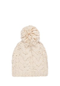 Gehaakte crèmekleurige beanie met een een textuur kabelpatroon en een grote, fluffy pompon bovenop. Zacht materiaal, ribbelrand aan de onderkant.