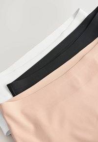 Vier gestapelde stoffen: wit, zwart en lichtroze. Gladde textuur met een matte afwerking en schone randen. Eenvoudige, effen kleuren.
