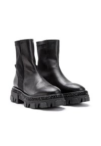Zwarte leren enkelboots met een chunky gestructureerde zool, featuring een parelaccent rond de tussenzool en een glad, minimalistisch ontwerp.