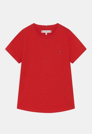 Camiseta de algodón roja con cuello redondo y mangas cortas. Presenta un pequeño logotipo multicolor en el lado izquierdo del pecho. Textura suave.