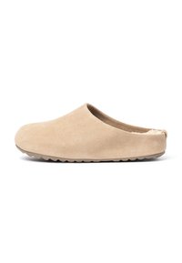 Zapatilla de ante beige sin cordones con punta redondeada, interior suave y suela de goma texturizada con un patrón de zigzag.