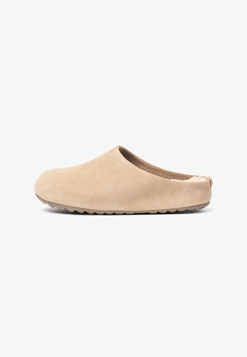 Mocassin en suède beige à enfilage avec un bout arrondi, une doublure intérieure douce et une semelle extérieure en caoutchouc texturé présentant un motif en zigzag.