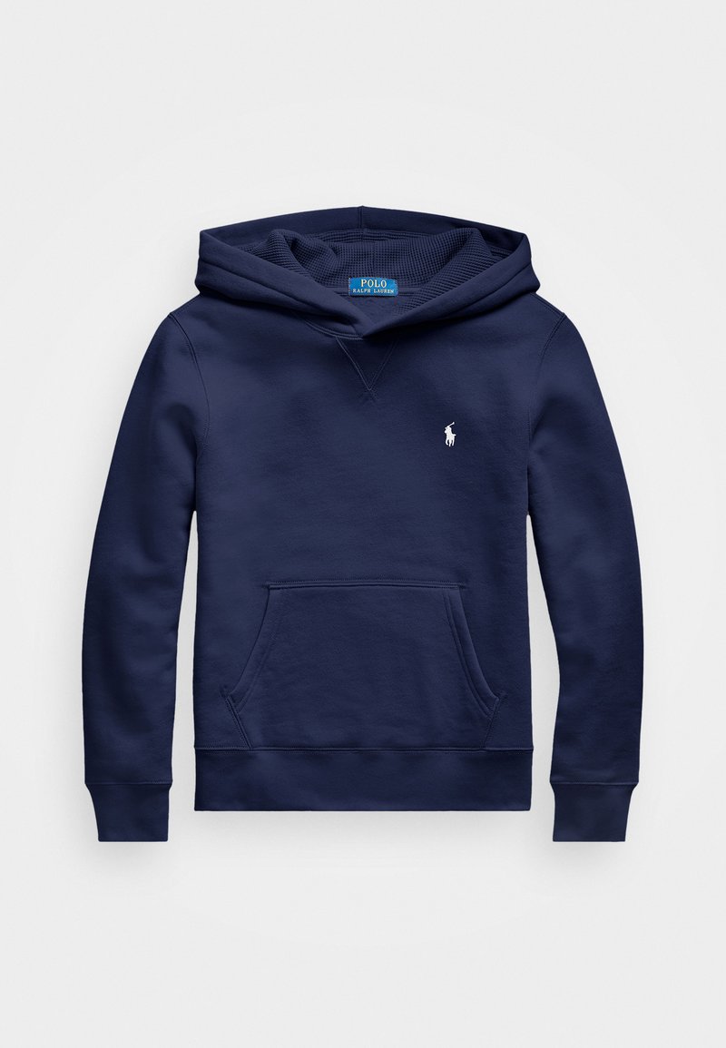 Mörkblå hoodie i mjukt tyg med känguruficka, ribbade ärmslut och en liten vit logotyp på bröstet. Huva med dragsko.