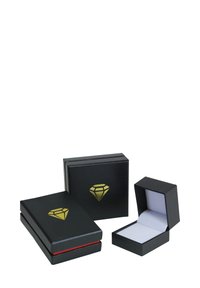 Boîtes à bijoux noires avec un logo en diamant doré ; une boîte est ouverte, révélant un intérieur doux et un insert en mousse plat. Texture lisse, forme rectangulaire.