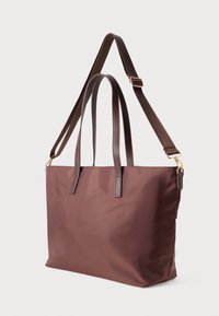 Bolsa tote retangular castanha com duas alças de ombro e uma alça crossbody ajustável, design simples, com metais em tom dourado.