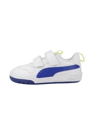 Zapatilla blanca con una franja azul de Puma, dos tiras de velcro, lengüetas de tirón de color amarillo neón y una sección de la suela azul.
