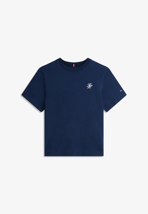 Pamučna majica tamnoplave boje s okruglim izrezom, kratkim rukavima i bijelim izvezenim logotipom na prsima. Ima kontrastni detalj ovratnika.