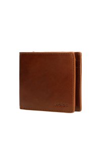 Portafoglio in pelle marrone con una texture liscia, design pieghevole a due ante e un branding sottile sul fronte. Dispone di più scomparti per carte e compartimenti.