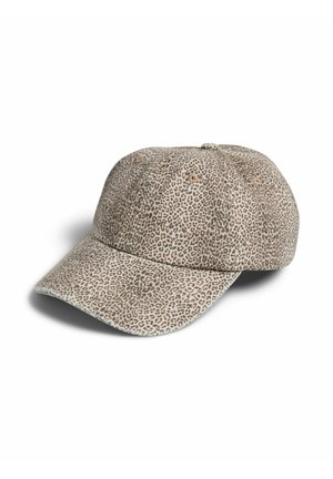 Beige baseballcap med et lille leopardmønster over det hele, buet skygge og syede øjenhuller på en hvid baggrund.