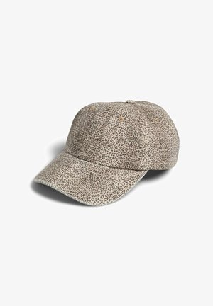 Beige baseballcap med et lille leopardmønster over det hele, buet skygge og syede øjenhuller på en hvid baggrund.