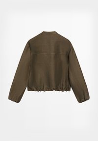 Olijfgroene jas met lange mouwen, elastische manchetten en zoom, gezien van achteren tegen een effen witte achtergrond.