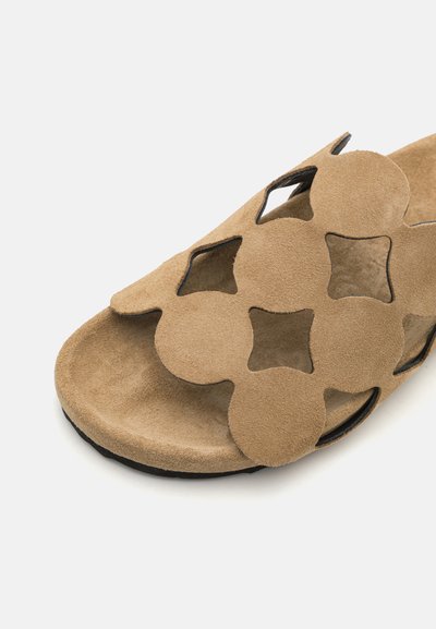 Pierre Hardy BULLES - Mules - sand