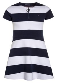 Sukienka w paski w kolorze granatowym i białym, z krótkimi rękawami i okrągłym dekoltem, z zamkiem błyskawicznym oraz detalem w postaci metalowego pierścienia.