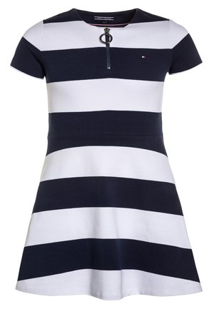 Abito a strisce nei colori blu navy e bianco, con maniche corte e scollo tondo, dotato di chiusura con cerniera e dettaglio in anello metallico.