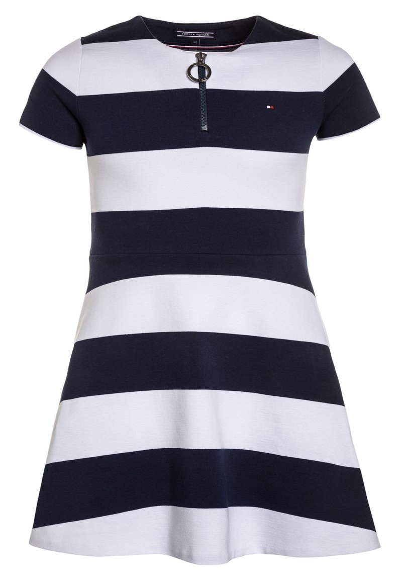 Sukienka w paski w kolorze granatowym i białym, z krótkimi rękawami i okrągłym dekoltem, z zamkiem błyskawicznym oraz detalem w postaci metalowego pierścienia.
