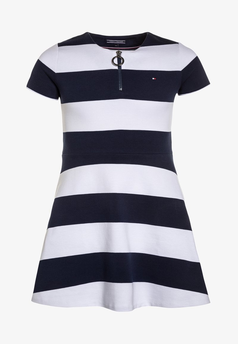 Sukienka w paski w kolorze granatowym i białym, z krótkimi rękawami i okrągłym dekoltem, z zamkiem błyskawicznym oraz detalem w postaci metalowego pierścienia.