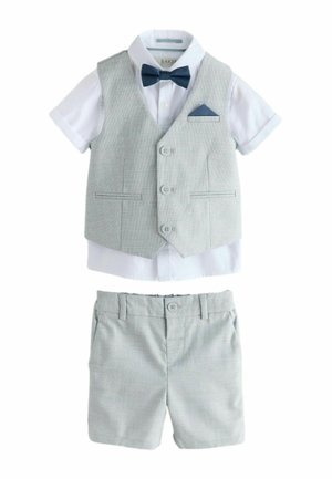 Weißes kurzärmeliges Hemd mit hellgrauer, geknöpfter Weste und passenden Shorts, marineblauer Fliege und Einstecktuch.