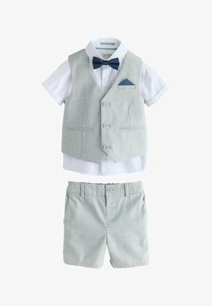 Baltas trumpomis rankovėmis marškinėlis su šviesiai pilku užsegamu liemene ir derančiais šortais, tamsiai mėlynas peteliškis ir kišeninė nosinaitė.