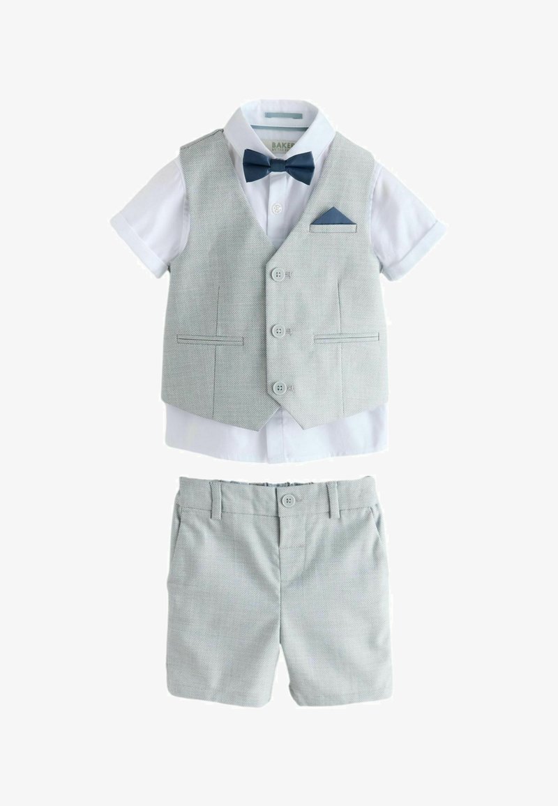 Wit shirt met korte mouwen, lichtgrijze gilet met knopen en bijpassende korte broek, marineblauwe vlinderdas en pochet.