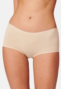 Boxer in cotone beige con texture liscia, vita media e dettagli di cucitura minimi, progettati per una copertura moderata e comfort.