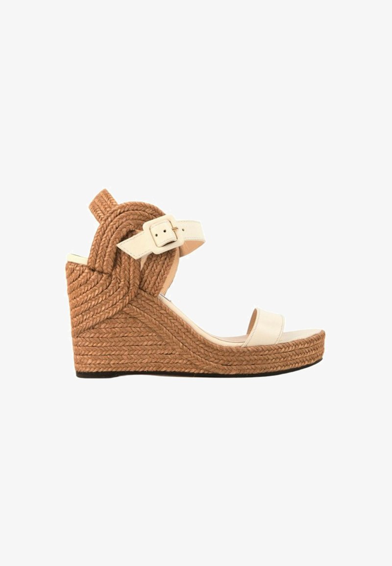 Sandale compensée avec plateforme et talon en jute tressée marron, avec bride de cheville en cuir crème avec boucle et bride avant au niveau des orteils.