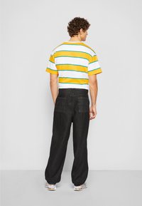 Urban Classics Jeans Relaxed Fit - black acid washed