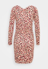 Vestido de manga larga con silueta ajustada, que presenta una base en color crema y un divertido patrón floral rojo. Tejido texturizado con detalles fruncidos.
