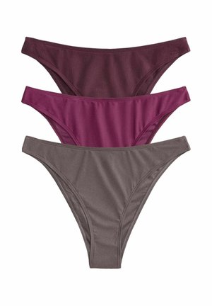 Trzy damskie majtki w stylu bikini z teksturowanej ciemnej śliwki, gładkiej magenty i gładkiej szarości, ułożone pionowo.