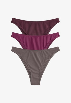 Tre mutandine da donna stile bikini in tessuti testurizzati prugna scuro, magenta liscio e grigio liscio impilate verticalmente.