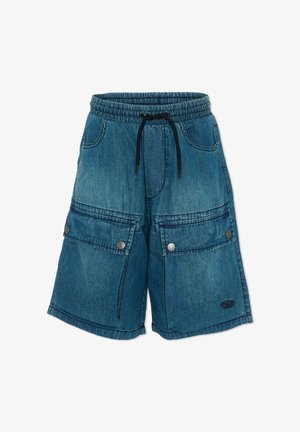 Shorts cargo en denim bleu avec taille élastique, cordon de serrage noir, poches avant et grandes poches à rabat avec bouton-pression sur chaque jambe.