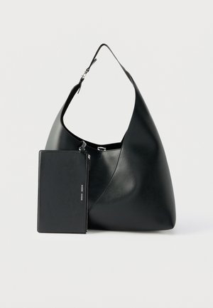 Sac à bandoulière en cuir noir avec une large sangle et une pochette zippée rectangulaire amovible attachée à l'avant.