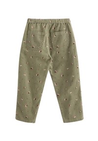 Pantaloni in corduroy verde con una texture morbida, caratterizzati da un motivo floreale in rosa e rosso. Inclusi due taschini posteriori e un elastico in vita.