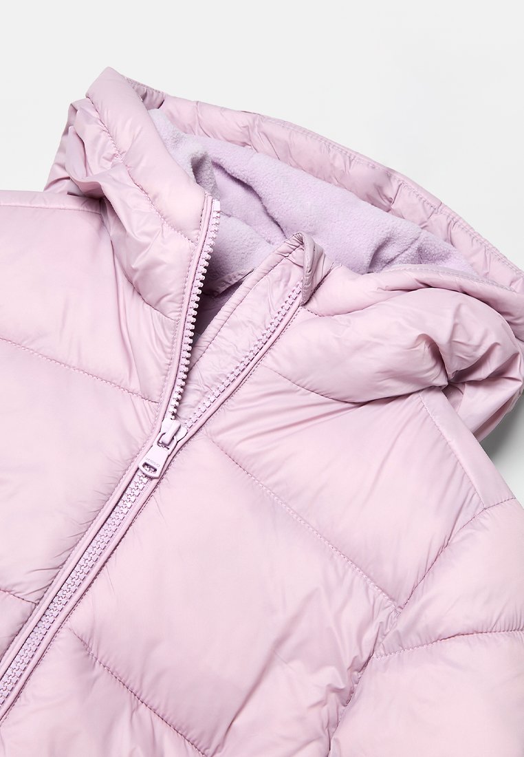 Helle rosa Puffjacke mit Kapuze, ausgestattet mit einem Reißverschluss vorne und diagonalem Steppmuster. Weiche Innenauskleidung ist am Kragen sichtbar.
