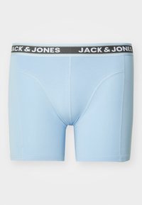 Boxer shorts azzurri chiari in morbido cotone con una fascia elastica grigia con la scritta 'JACK & JONES' in lettere bianche.
