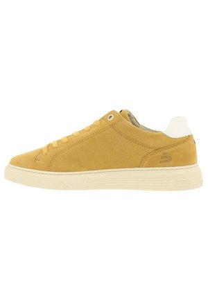 Suede sneakers i sennepsgul med en hvid hælaccent, rund tå, seks snørehuller og struktureret gummisål.