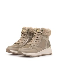 Zapatillas altas de imitación cuero en color beige con forro de felpa, cordones, herrajes en tono dorado y un acento lateral texturizado; con una suela blanca.