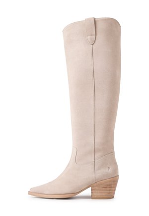 Beige suède laarzen tot aan de knie met aantreklipje, puntige neus en gestapelde houten blokhak.
