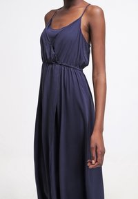 Navyblauw mouwloos jurkje met een losse pasvorm, met een wikkelbodice, elastische taille en zachte, zijdezachte textuur.