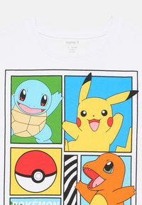 Baltas medvilninis marškinėlis su keturiais Pokémon personažais: Skvortlu, Pikachu, Čarmanderiu ir Pokéball logotipu, spalvingais fonais.