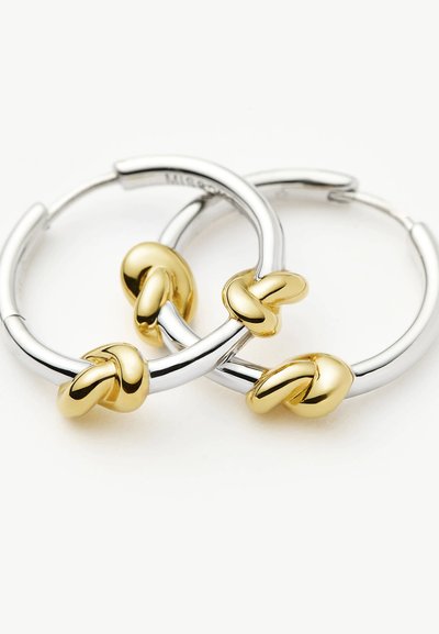 Arany és ezüst karika fülbevalók csomó mintával, poliésített felülettel és sima, kör alakú formával.