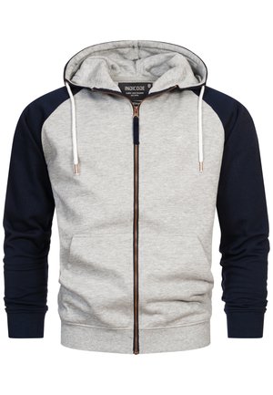 Sudadera con cremallera en gris y azul marino, con zipper frontal, cordones ajustables, puños acanalados y un bolsillo tipo canguro. Textura de tejido suave.