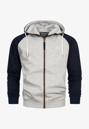 Grå og marineblå hettegenser med glidelås foran, justerbare snorer, ribbestrikkede mansjetter og kengurulomme. Myk tekstur.