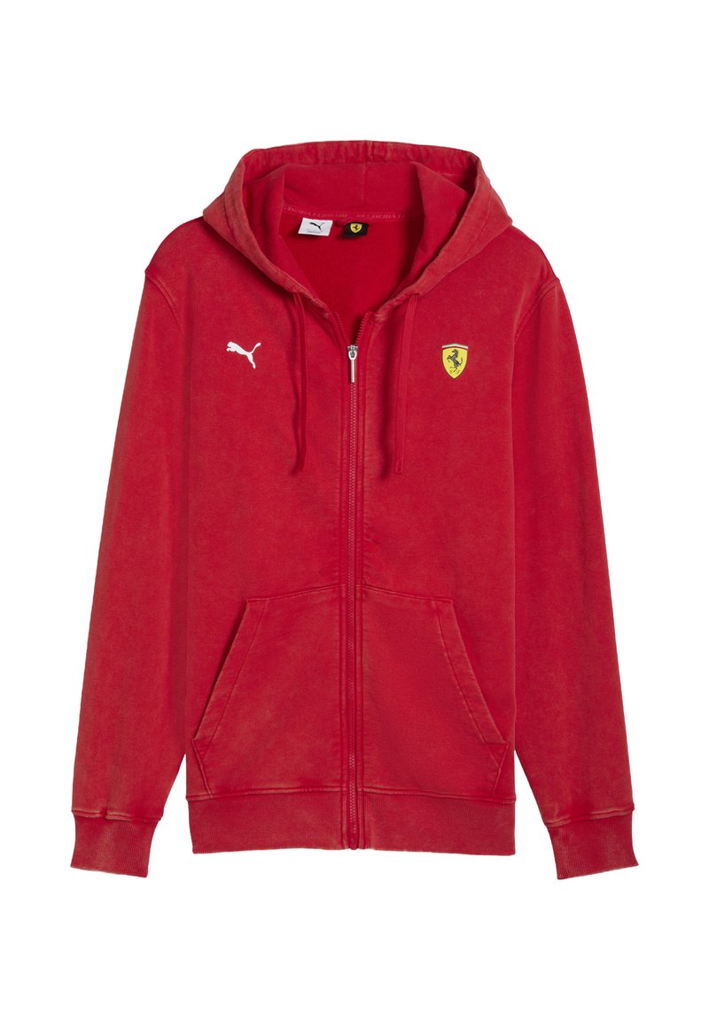 Rød zip-up hoodie lavet af blød stof. Har en kængurulomme, logopatches, ribbede manchetter og en snoretrækshhætte.
