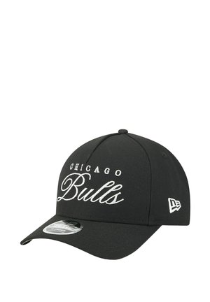 Cappellino nero da baseball con logo ricamato "Chicago Bulls" in bianco, dotato di visiera curva e un dettaglio del logo laterale.