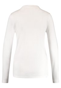 Vit långärmad topp med en slät yta, rund halsringning och kroppsnära silhuett, utan synliga knäppningar eller mönster.